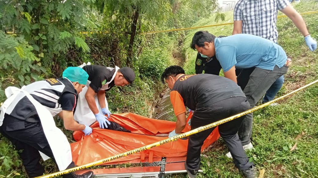 Satreskrim Polres Serang Olah TKP Penemuan Mayat di Tol Tangerang – Merak