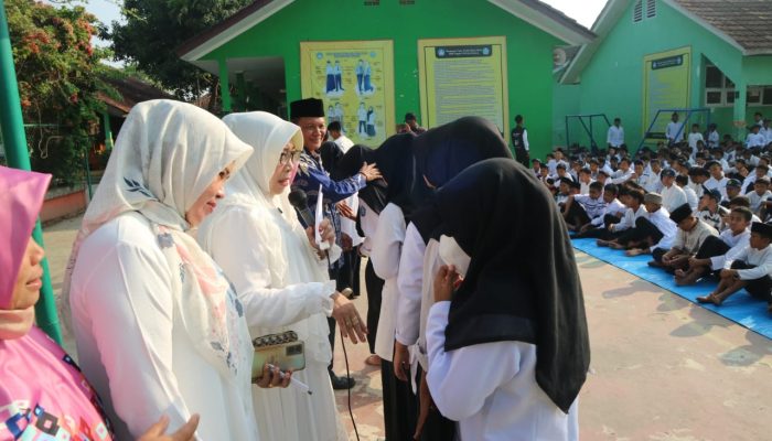 Peringati 10 Muharram SMPN 18 Kota Serang Bagikan Santunan Anak yatim