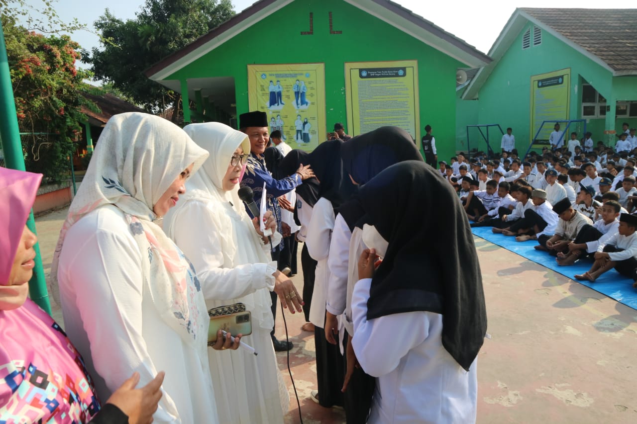 Peringati 10 Muharram SMPN 18 Kota Serang Bagikan Santunan Anak yatim