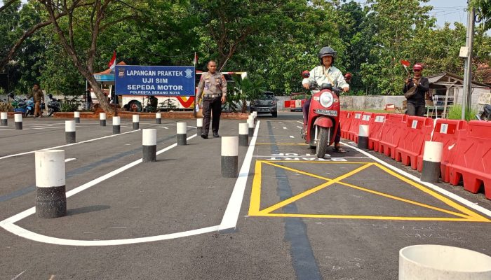 Uji Praktik Lintasan Pembuatan SIM C Perdana di Satpas Polresta Serang Kota