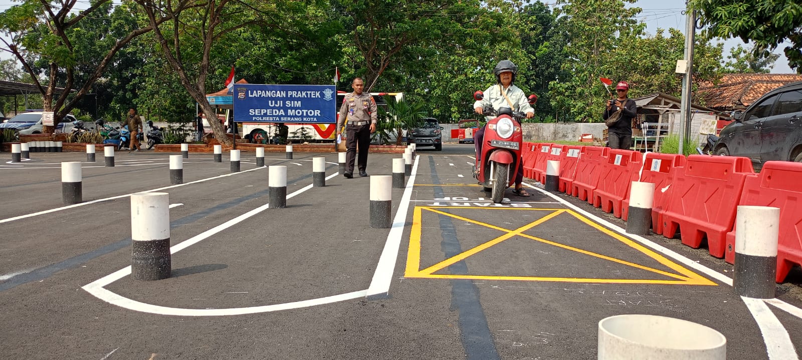 Uji Praktik Lintasan Pembuatan SIM C Perdana di Satpas Polresta Serang Kota