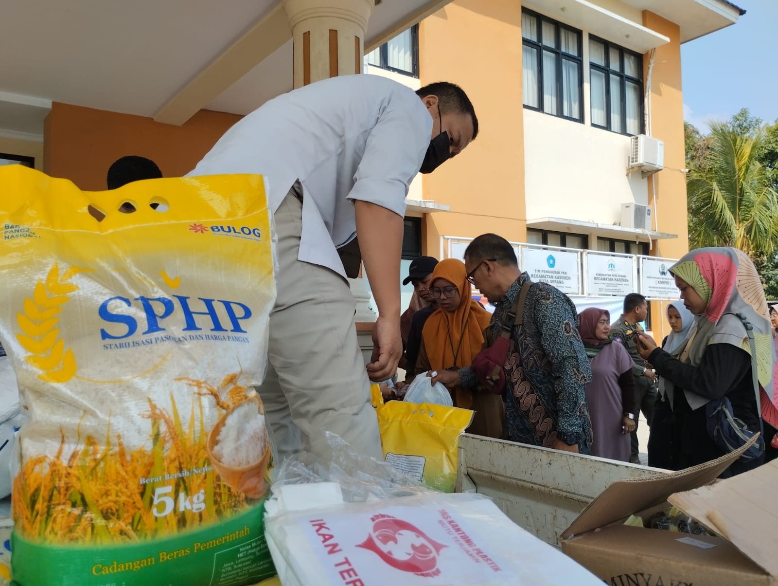 Akibat Tingginya Harga Beras dan Pangan DinkopUKMPerindag dan Bulog Serang Gelar Operasi Pasar