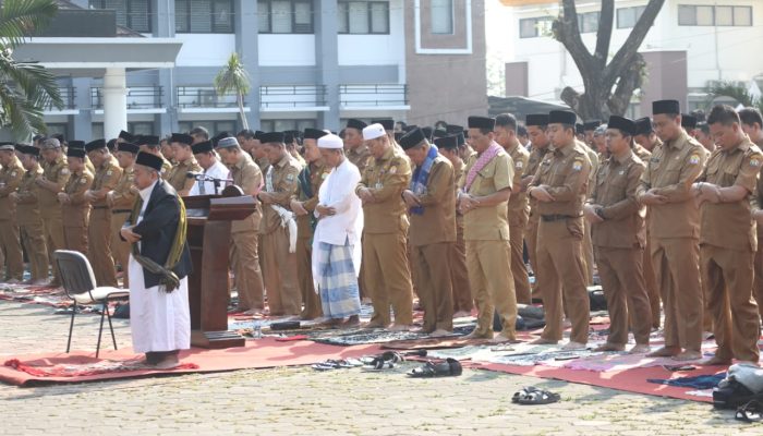 Pemkot Serang Gelar Sholat Istisqo Berjamaah di lapangan Puspemkot Serang