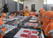 Puluhan Anak Paud Qurrota Ayun Ikuti Kegiatan Membatik  di Galeri Batik Banten