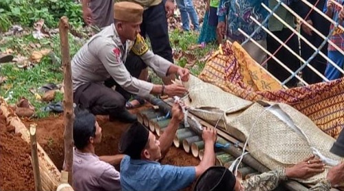 Wujud Kedekatan Bhabinkamtibmas, Personil Polda Banten Antar Warga ke Tempat Peristirahatan Terakhir