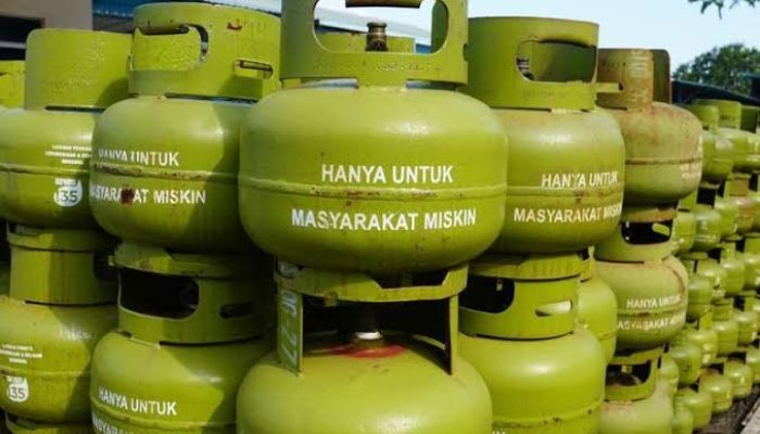 Gas Elpiji Mahal dan Langka, Warga di Lebak Terpaksa Gunakan Kayu Bakar untuk Masak