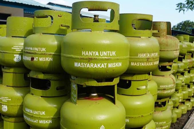 Gas Elpiji Mahal dan Langka, Warga di Lebak Terpaksa Gunakan Kayu Bakar untuk Masak