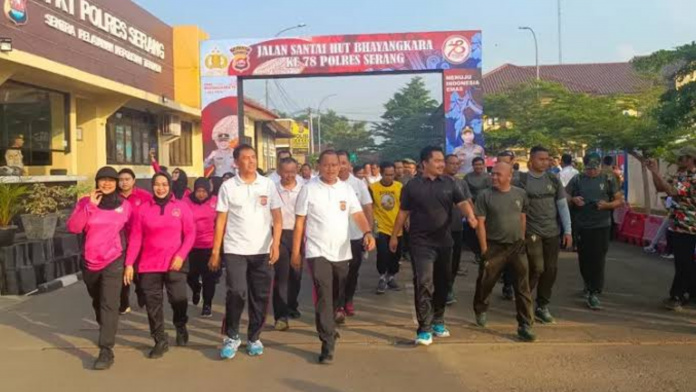 Meriahkan HUT Bhayangkara, Polres Serang Gelar Jalan Santai