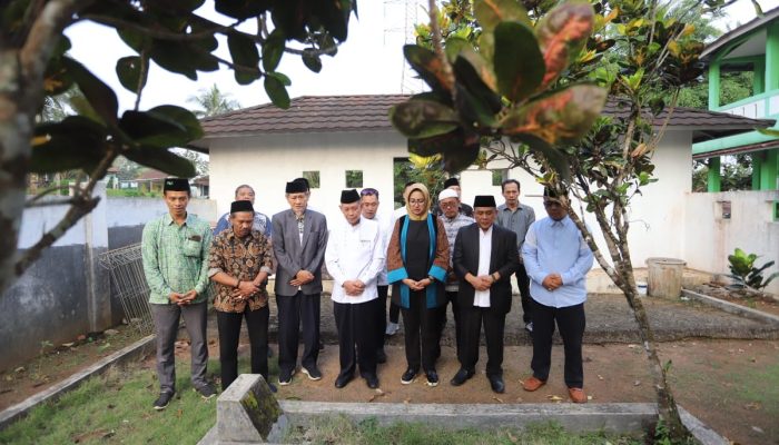 Airin Ziarah Ke Pendiri Matla’ul Anwar