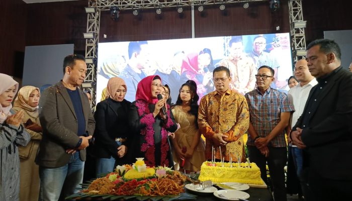 Dapat Kejutan Ulang Tahun Ke-57 Dari Pegawai Pemkab Serang Bupati Serang Ratu Tatu Chasanah Terharu