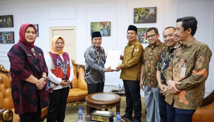 Al Muktabar Serahkan Dokumen KUA PPAS Provinsi Banten Tahun 2025