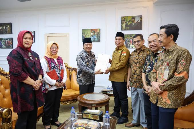 Al Muktabar Serahkan Dokumen KUA PPAS Provinsi Banten Tahun 2025