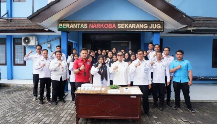 Hari Pertama, Kepala BNN Kota Tangerang Lakukan Tes Urine dan Pengecekan Atribut untuk Tingkatkan Kedisiplinan