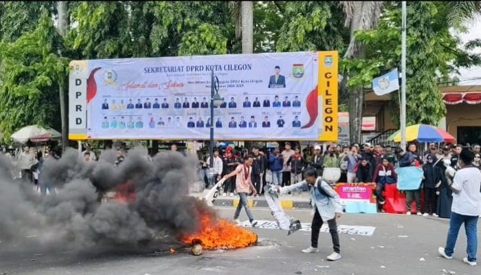 Pelantikan Anggota DPRD Kota Cilegon Diwarnai Unjuk Rasa