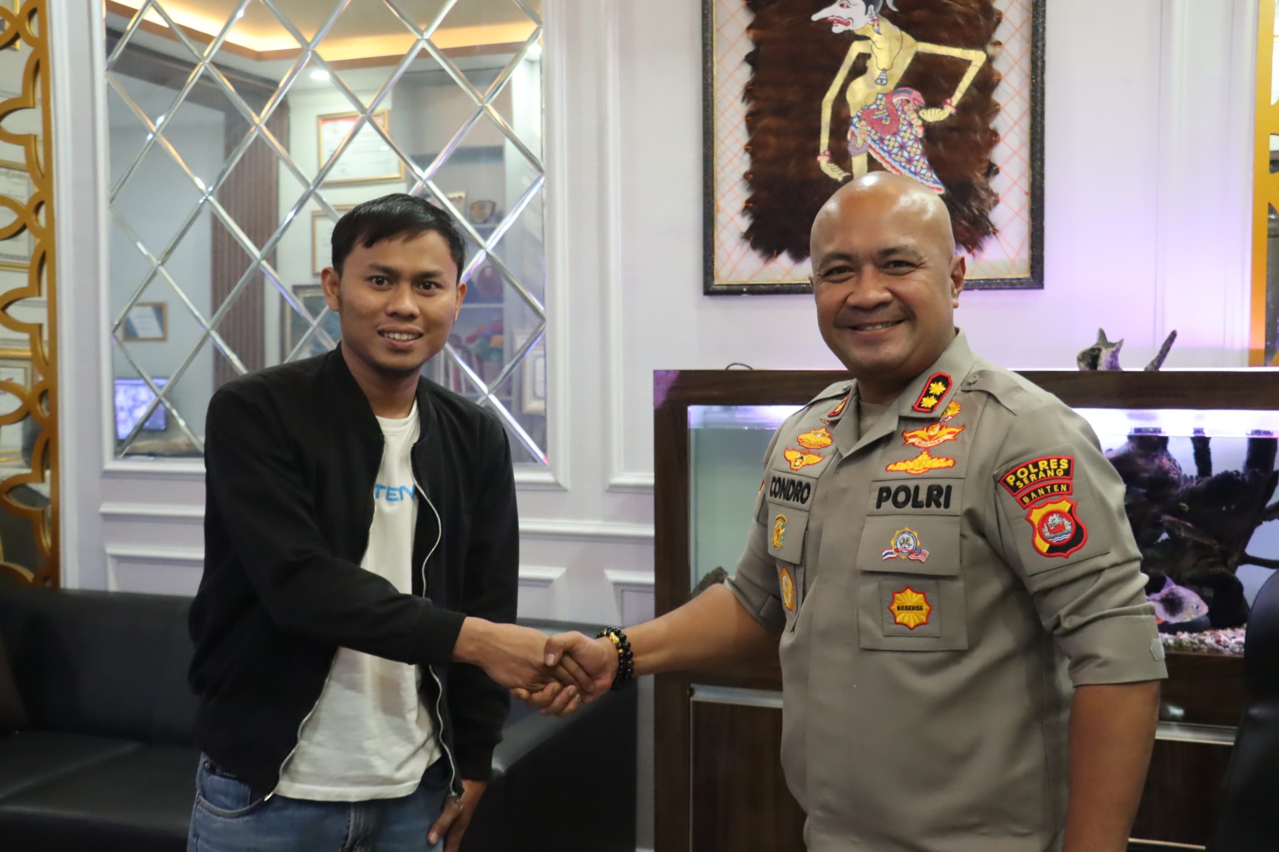 Wujud Empati,Kapolres Serang Bantu Wartawan Yang Kambingnya Hilang Digondol Maling