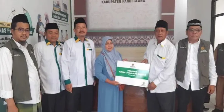 Baznas Pandeglang Memberikan Bantuan Rp25 Juta untuk Rumah Tidak Layak Huni