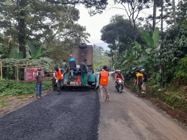 Jelang Libur Akhir Tahun, Jalan di Pandeglang Mulai Diperbaiki