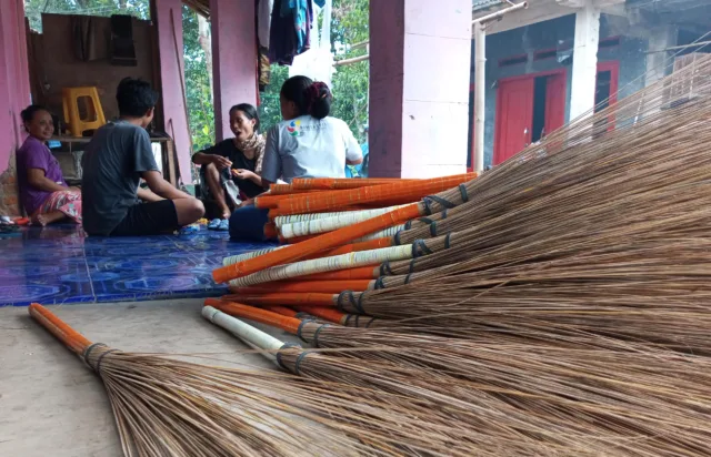 Desa Sindangheula sebagai Pusat Produksi Kerajinan Sapu Lidi di Kabupaten Serang