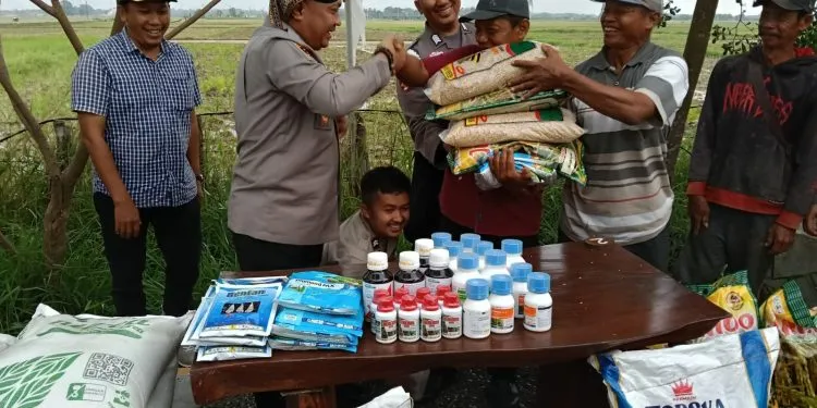 Polres Serang Salurkan Bantuan Benih Padi Dan Pupuk Ke Kelompok Tani Di Desa Koper