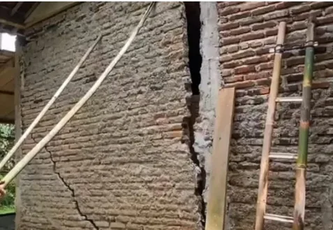9 Rumah Rusak Akibat Pergerakan Tanah Di Lebak