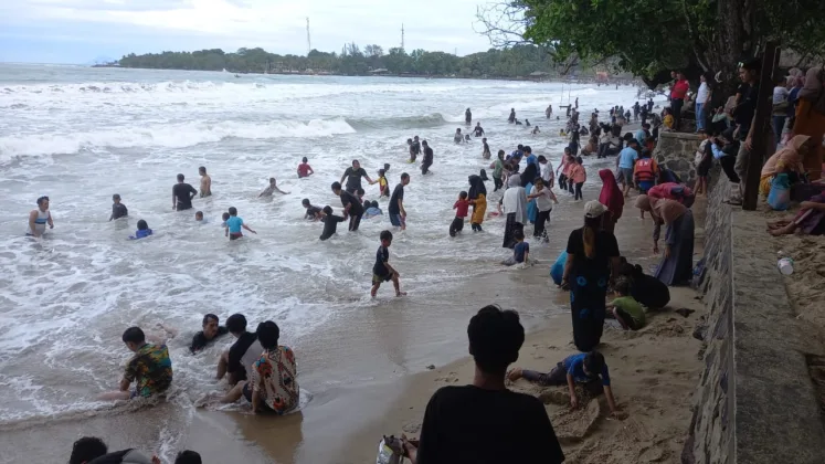 Kunjungan Wisatawan Ke Pandeglang Tetap Stabil Meski Gelombang Tinggi