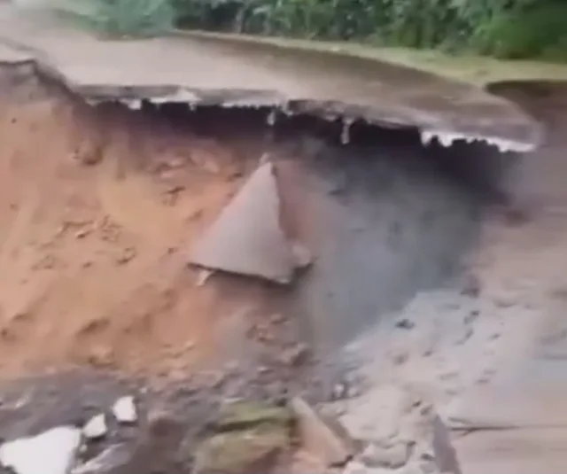 Akibat Longsor Akses Jalan Wisata Gunung Luhur Lebak Terputus