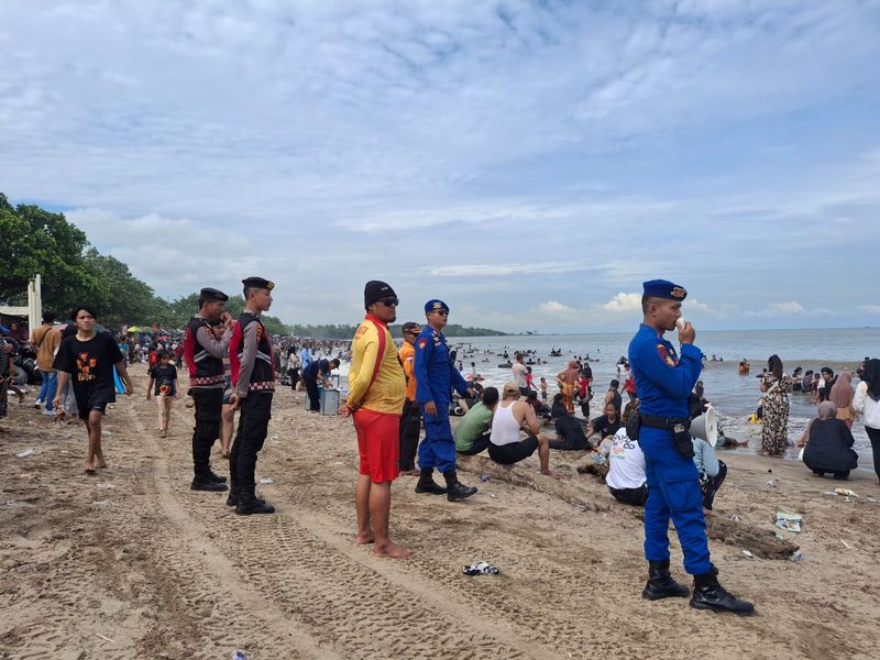 Arus Lalu Lintas Wisata Anyer Terlihat Lengang, Polres Cilegon Tetap Siaga Amankan Jalur