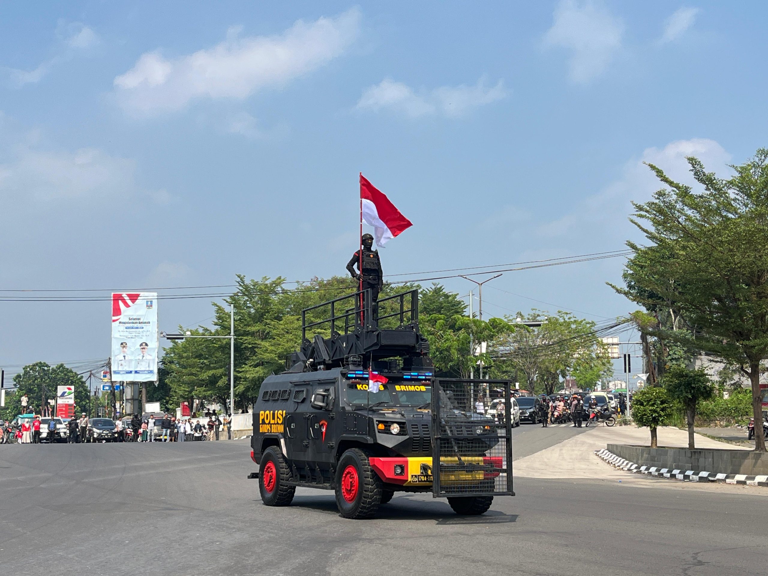 Satbrimobda Banten Laksanakan Pengibaran Bendera Pada Detik-Detik Proklamasi