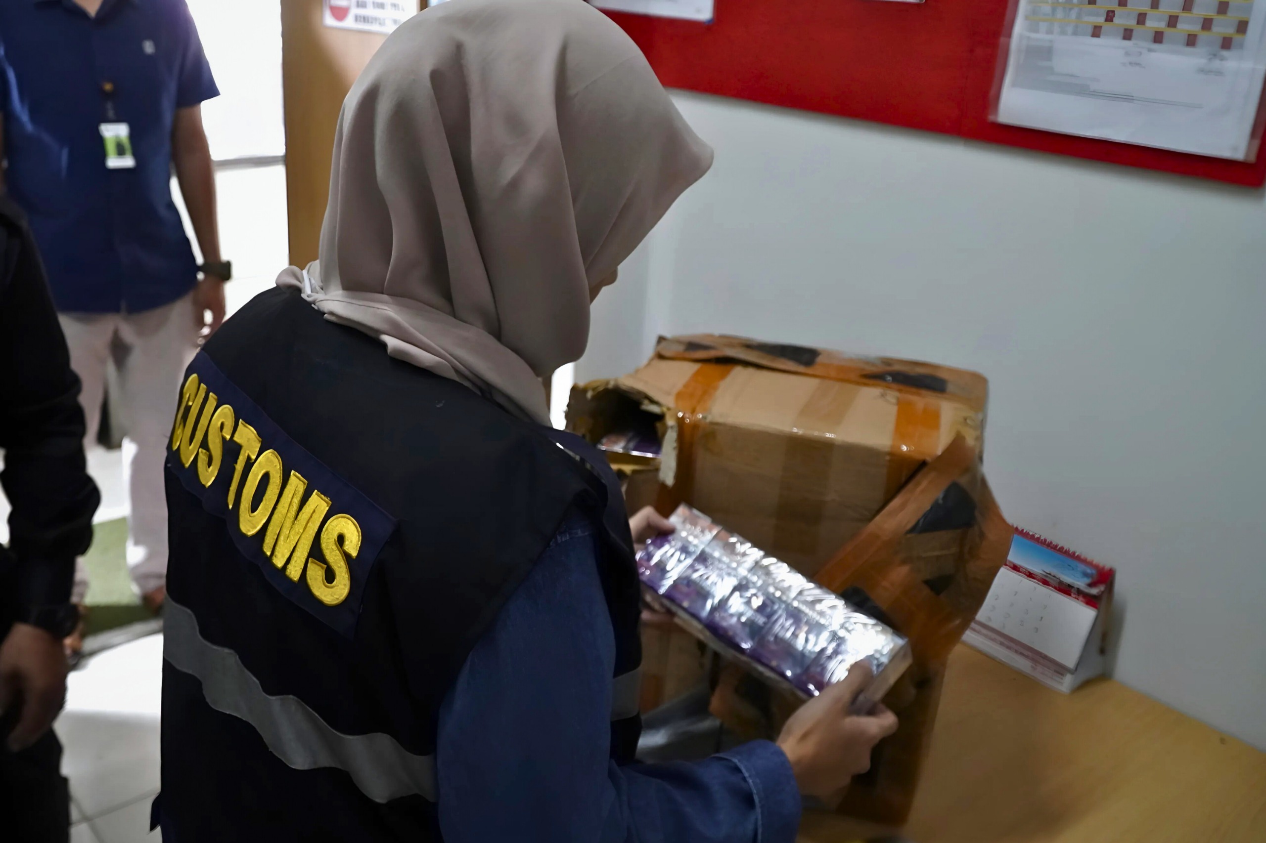 Operasi Gurita Bea Cukai Banten Sasar Rokok Ilegal Melalui Perusahaan Jasa Titipan