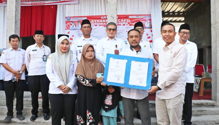 Gebyar Dukcapil Serang, Ratusan Warga Penuhi Kantor Desa Sindangheula