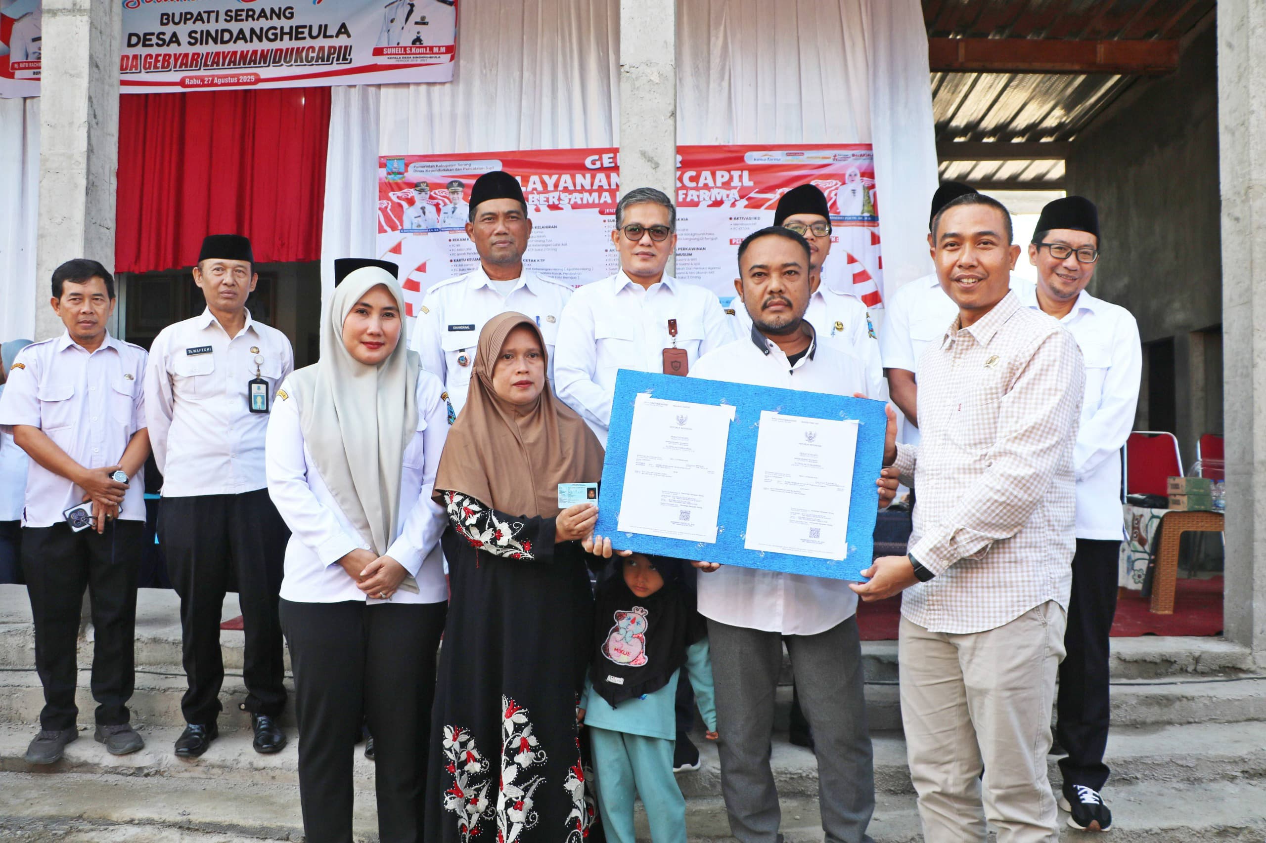 Gebyar Dukcapil Serang, Ratusan Warga Penuhi Kantor Desa Sindangheula