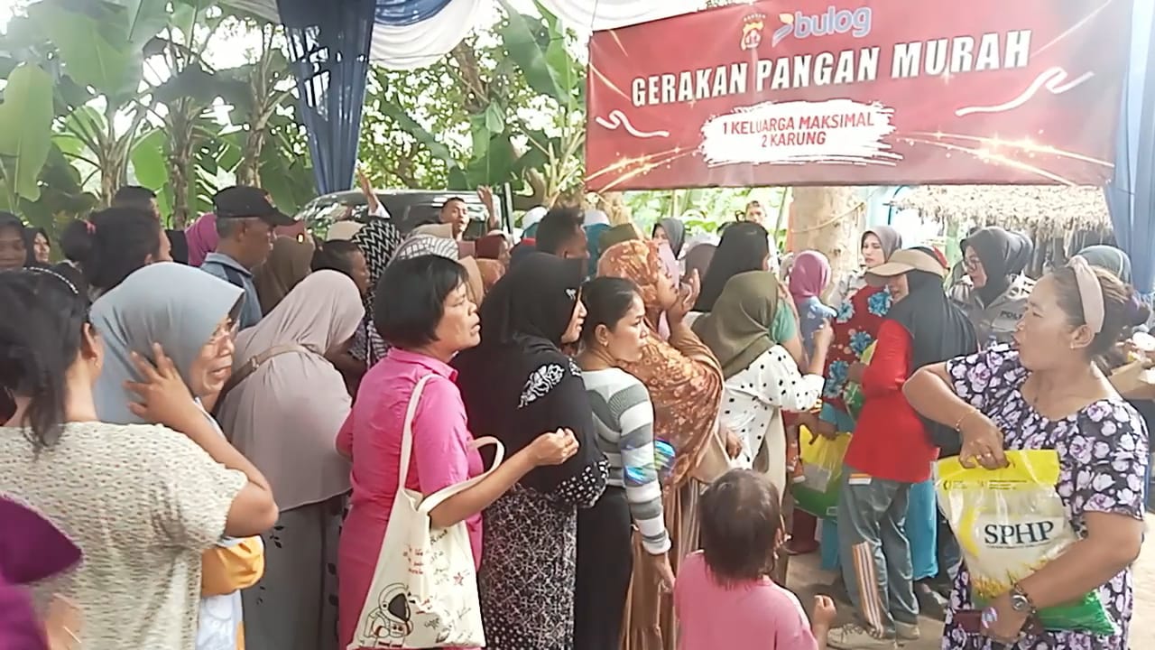 Warga Serbu Pasar Pangan Murah Polres Serang