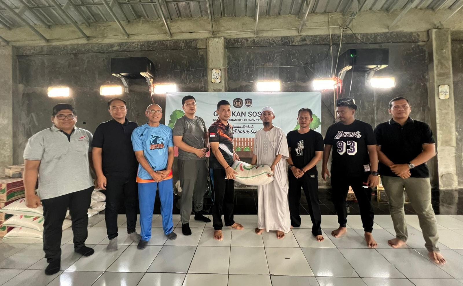 Imigrasi Serang Gelar Jumat Berkah, Bagikan Sembako di Panti Asuhan