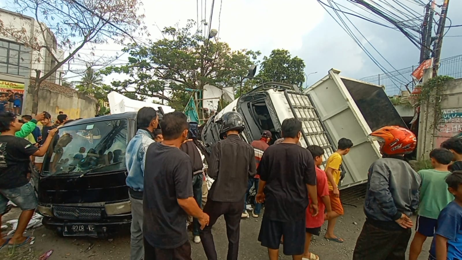 Diduga Sopir Mengantuk, Dump Truck di Tol Tangerang-Merak Terjun ke Jalan Bawah