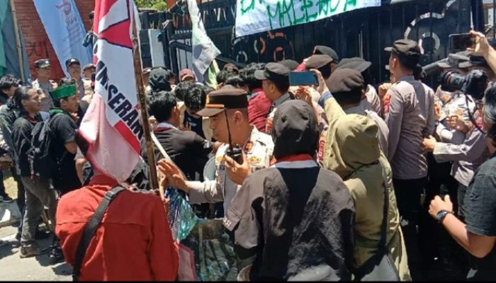 Aksi Unjuk Rasa HUT Banten ke-25 Ricuh, Mahasiswa Saling Dorong dengan Polisi