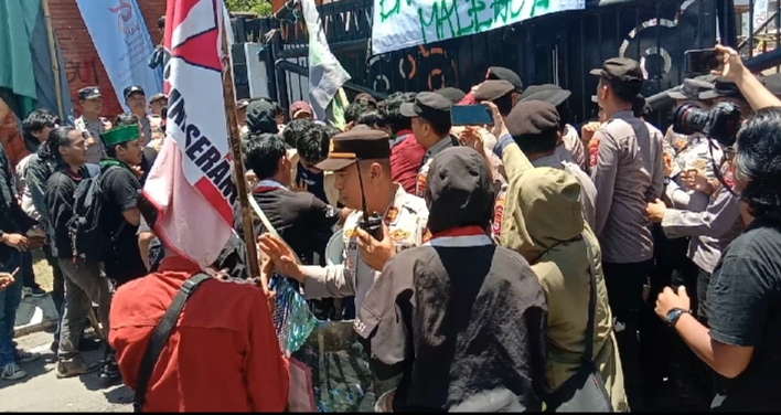 Aksi Unjuk Rasa HUT Banten ke-25 Ricuh, Mahasiswa Saling Dorong dengan Polisi