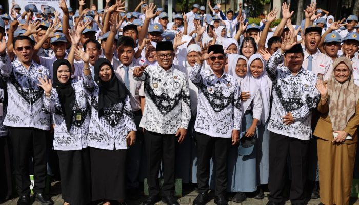Peringati Hari Guru Nasional, Gubernur Banten Andra Soni Nostalgia ke SD Gandaria Utara 03