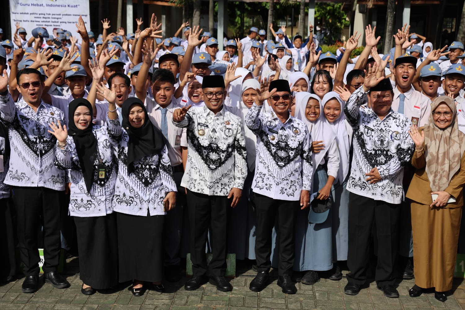 Peringati Hari Guru Nasional, Gubernur Banten Andra Soni Nostalgia ke SD Gandaria Utara 03