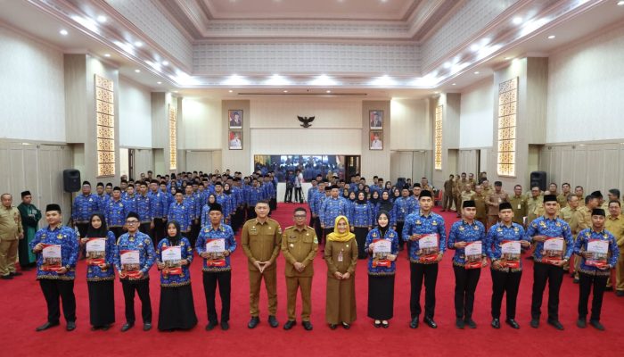 Andra Soni Serahkan SK ke 4.631 PPPK Paruh Waktu Pemprov Banten
