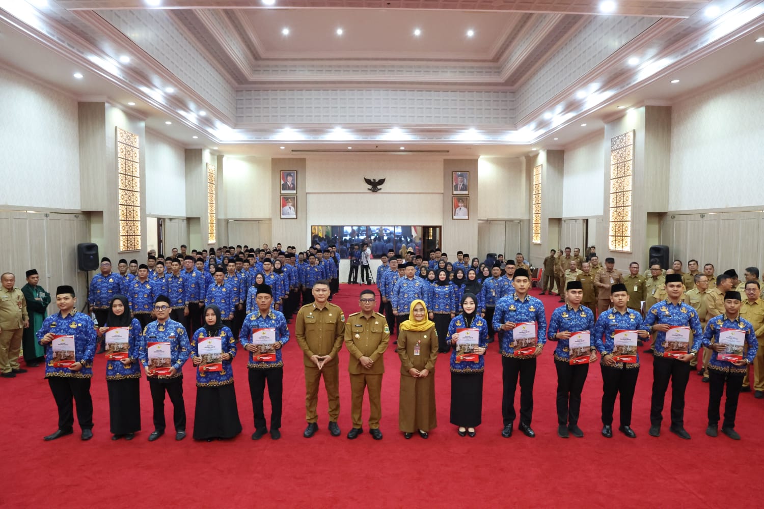 Andra Soni Serahkan SK ke 4.631 PPPK Paruh Waktu Pemprov Banten