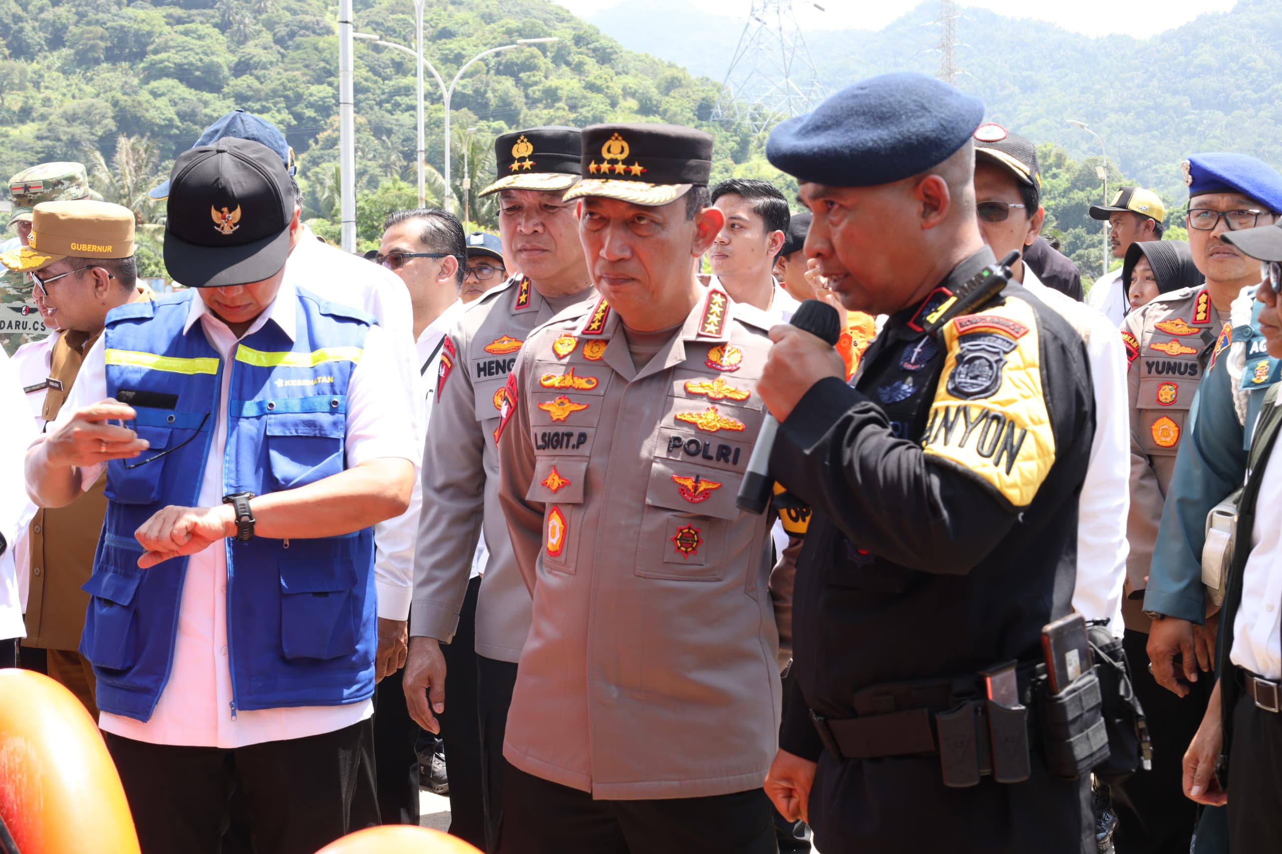 Kapolri Tinjau Pos Nataru di Pelabuhan Merak, Pastikan Pengamanan Siaga