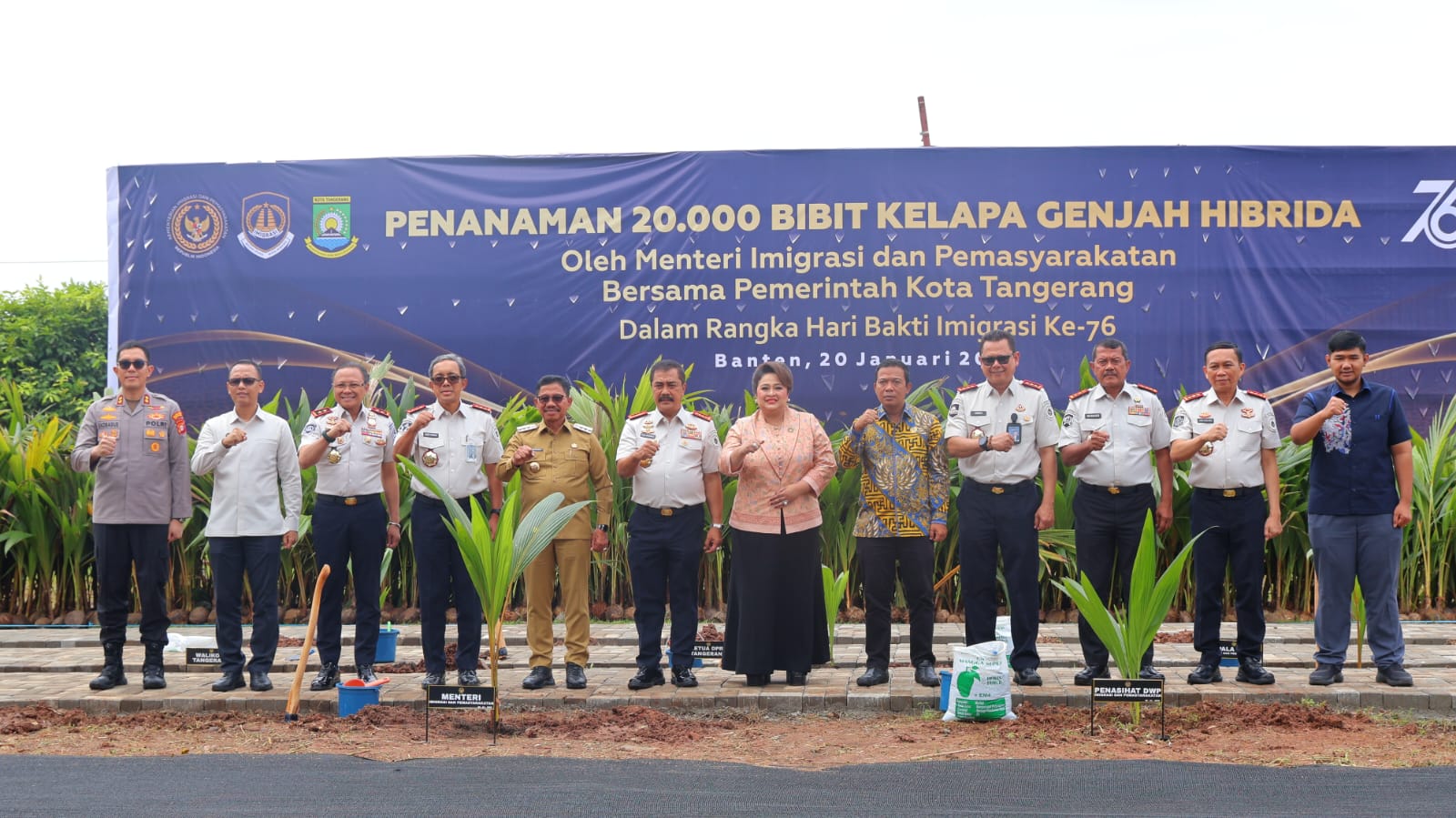 Imigrasi Serang Ikut Donor Darah dan Tanam 20 Ribu Bibit Kelapa di Hari Bhakti ke-76