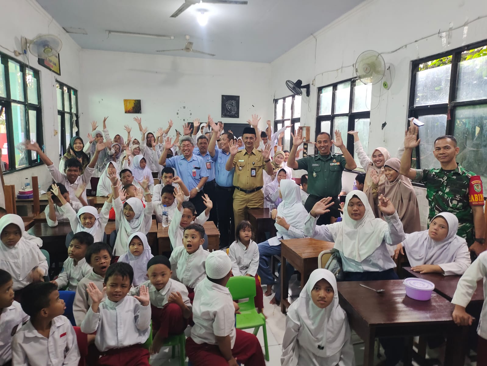 Peduli Pendidikan Inklusif, PT IKPP Serang Salurkan Bantuan ke SKH Bina Citra Anak