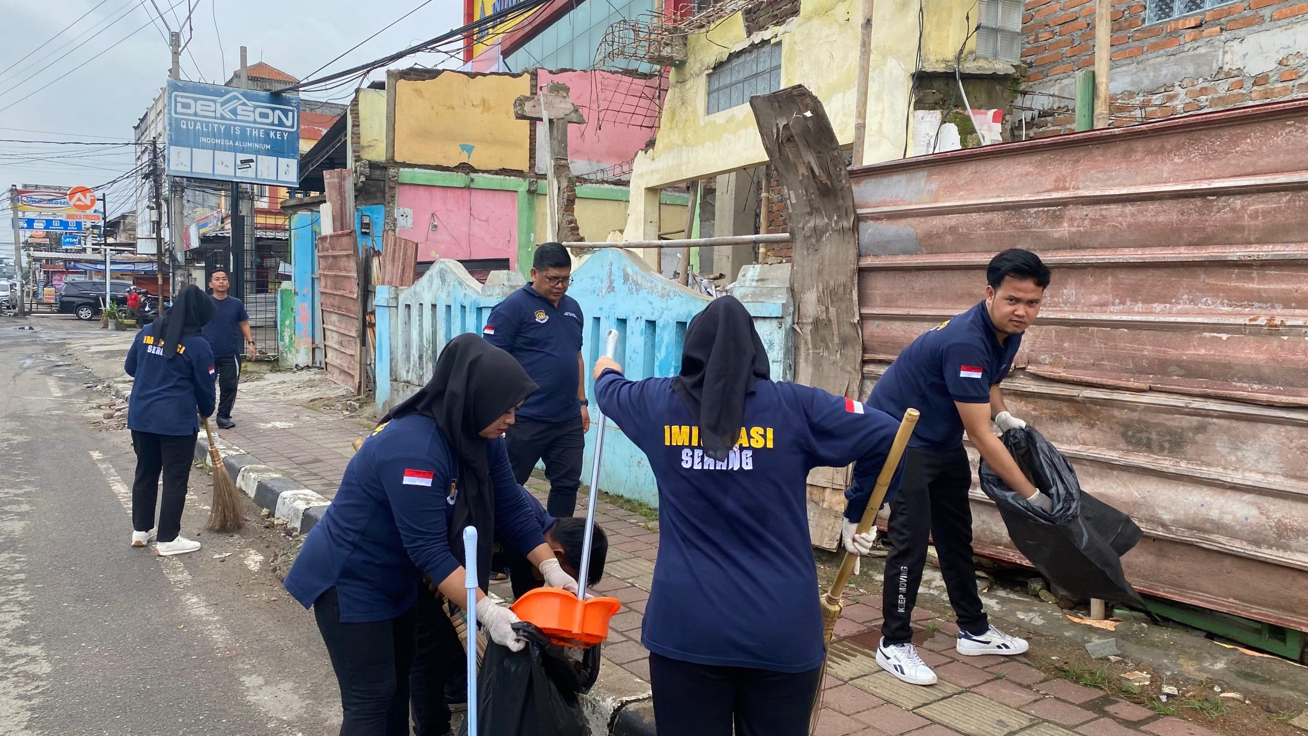 Imigrasi Serang Ikut Gerakan Banten ASRI, Bersihkan Ruas Jalan Kota Serang