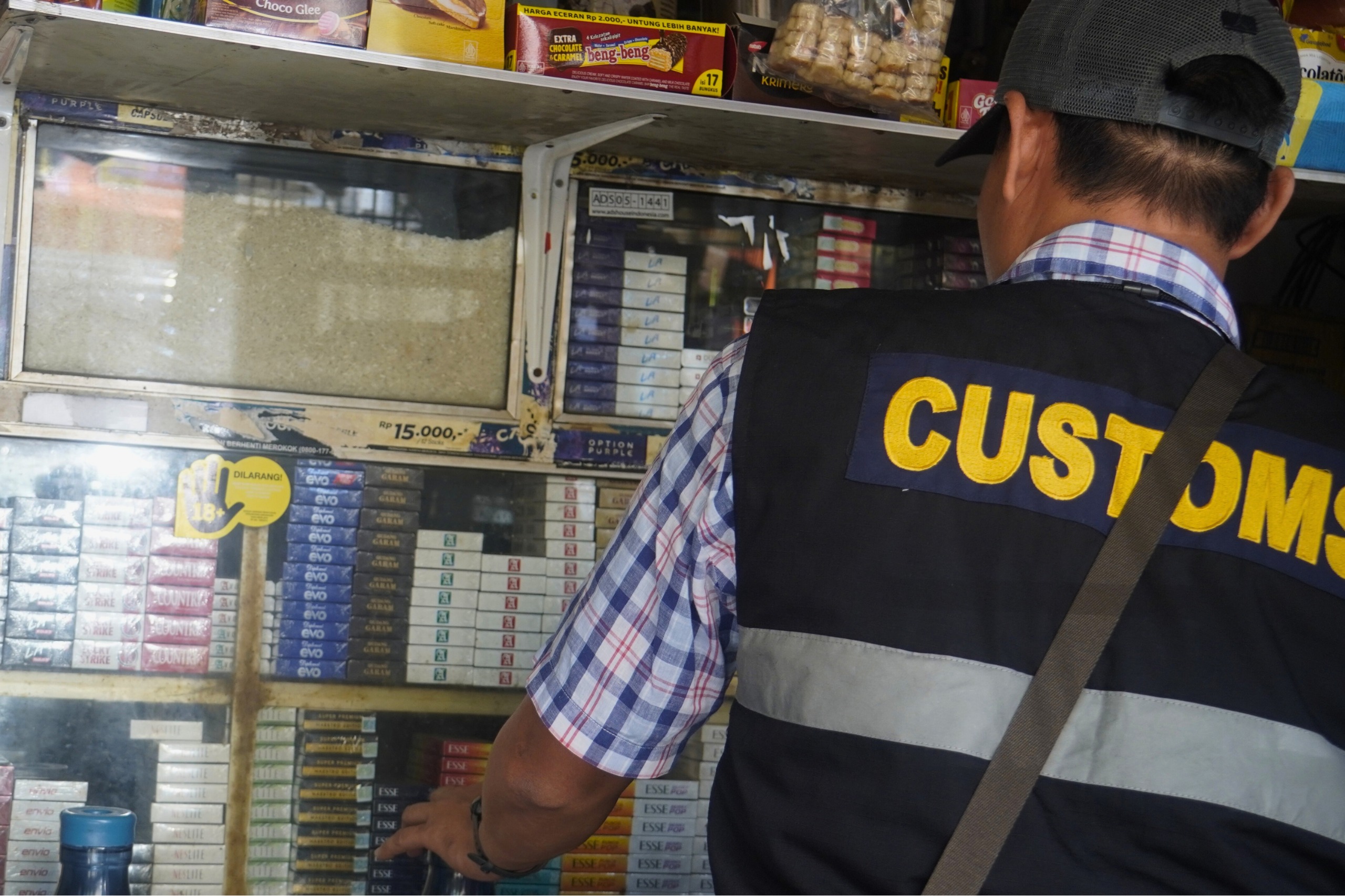 Tekan Peredaran Rokok Ilegal, Bea Cukai Banten Lakukan Operasi Pasar