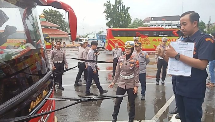 Petugas Gabungan Cek Kelayakan Bus dan Tes Urine Sopir di Terminal Pakupatan Jelang Mudik Lebaran
