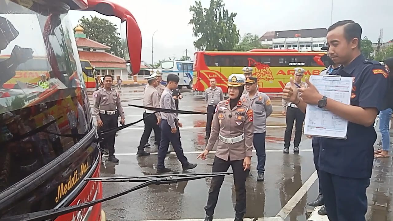 Petugas Gabungan Cek Kelayakan Bus dan Tes Urine Sopir di Terminal Pakupatan Jelang Mudik Lebaran