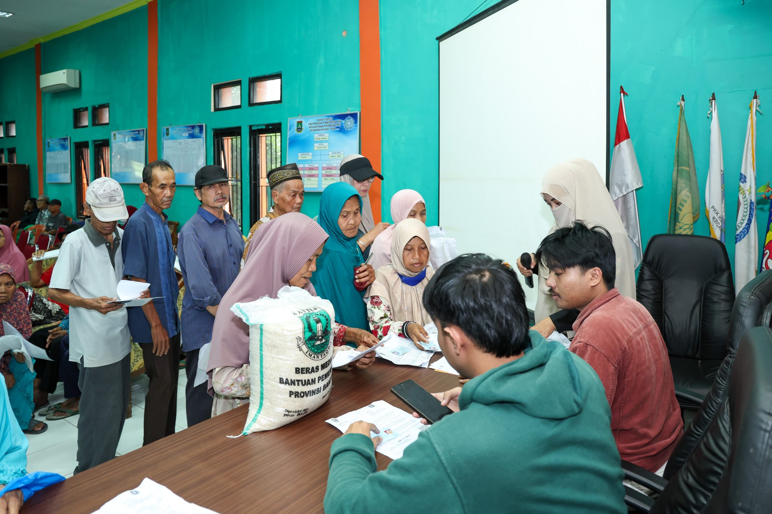 Andra Soni Salurkan 59 Ton Beras dan 5,9 Ton Ayam Frozen untuk Warga Rentan Pangan di Banten