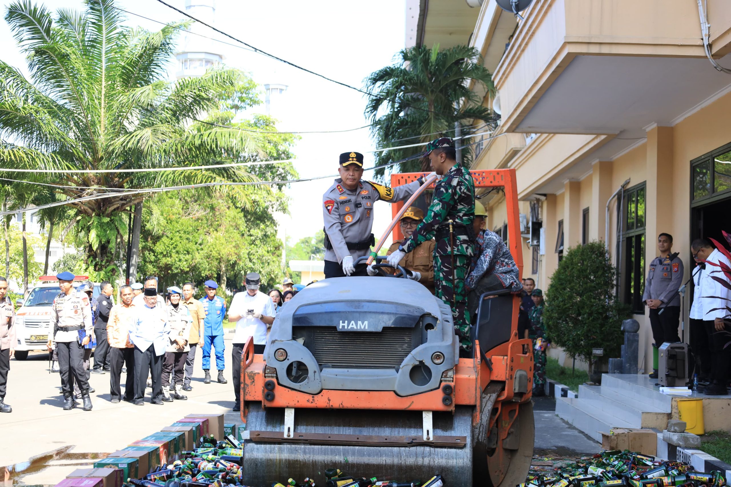 Polda Banten Musnahkan 7.733 Botol Miras Hasil Operasi Pekat Maung 2026