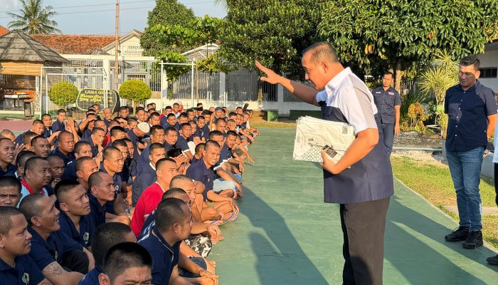 Bentuk Kepedulian, Lapas Serang Bagi-bagi Baju Lebaran ke Warga Binaan